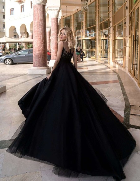 Vestido de gala con cuerpo de pedrería bordada y maxi falda con tul
