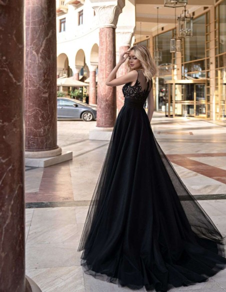 Vestido de gala con cuerpo de pedrería bordada y maxi falda con tul