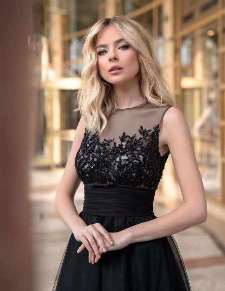 Vestido de gala con cuerpo de pedrería bordada y maxi falda con tul-2