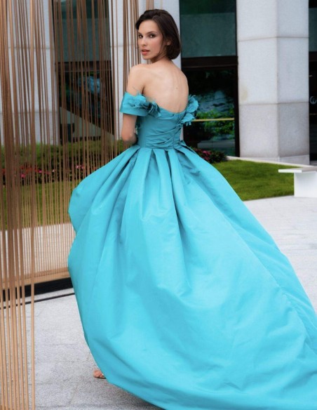 Robe longue asymétrique avec fleurs et plumes à l'encolure