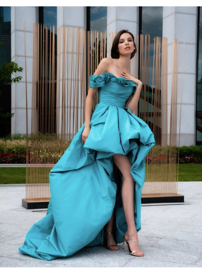 Robe longue asymétrique avec fleurs et plumes à...