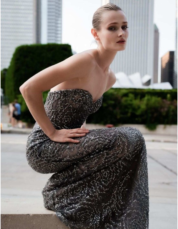 Vestido largo de fiesta de corte sirena con escote corazón y tejido brillante 2