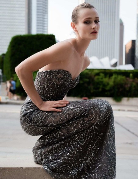 Robe longue de fête à coupe sirène avec encolure cache-coeur et tissu scintillant