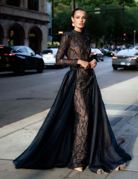 Vestido largo de fiesta con transparencias y lentejuelas