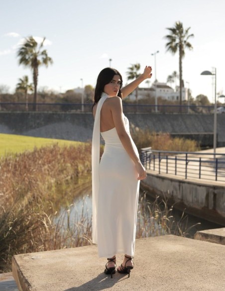 Robe midi blanche avec décolleté et écharpe de cou