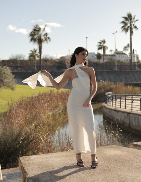Robe midi blanche avec décolleté et écharpe de cou