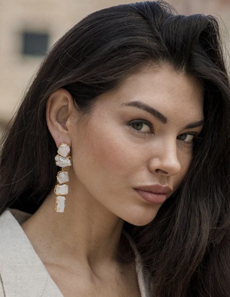 Boucle d'oreilles longue avec des pierres naturelles de couleur beige