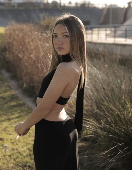 Robe de soirée midi à découpes et encolure licou noire