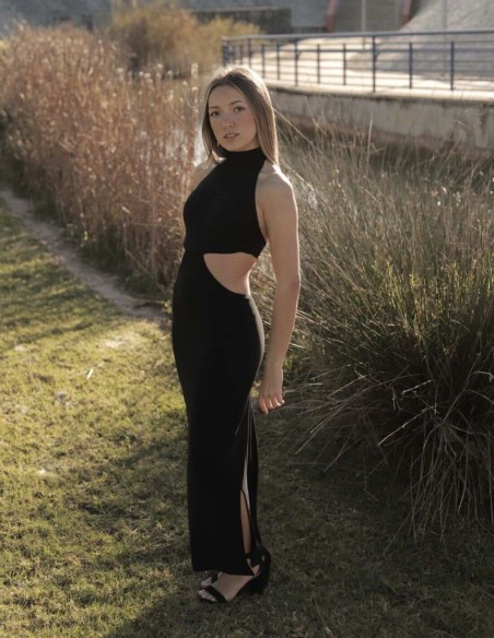 Vestido de fiesta midi cut out con escote halter negro