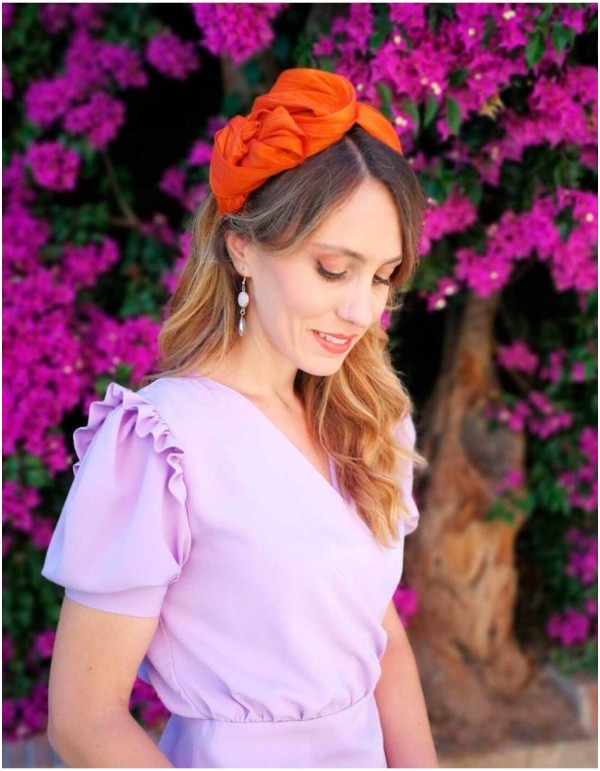 Diadema arrugada con sinamay de seda para invitada