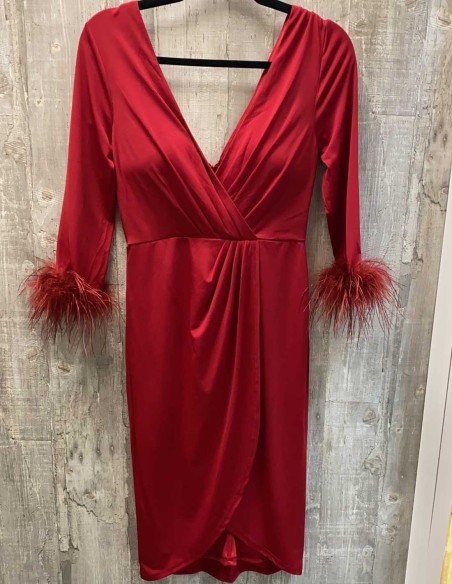 Vestido de cóctel con manga francesa y plumas en color rojo