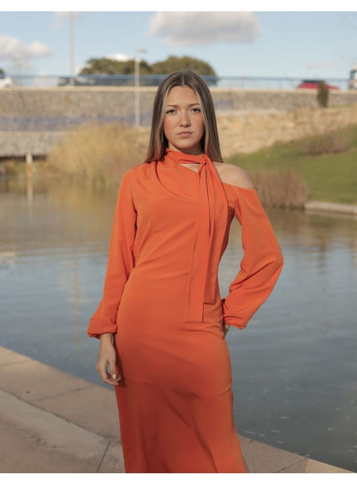 Vestido cóctel naranja escote asimétrico y...