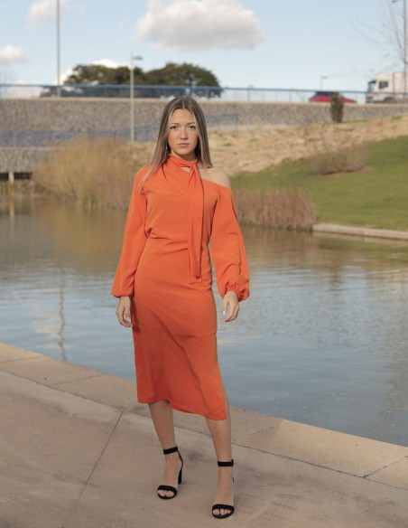 Vestido cóctel naranja escote asimétrico y manga larga