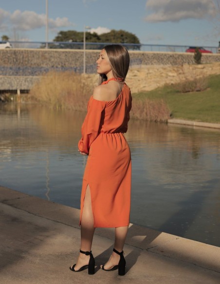 Vestido cóctel naranja escote asimétrico y manga larga