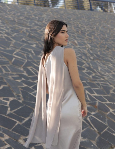 Robe de soirée midi en satin argenté avec encolure asymétrique - Cristina Calvo