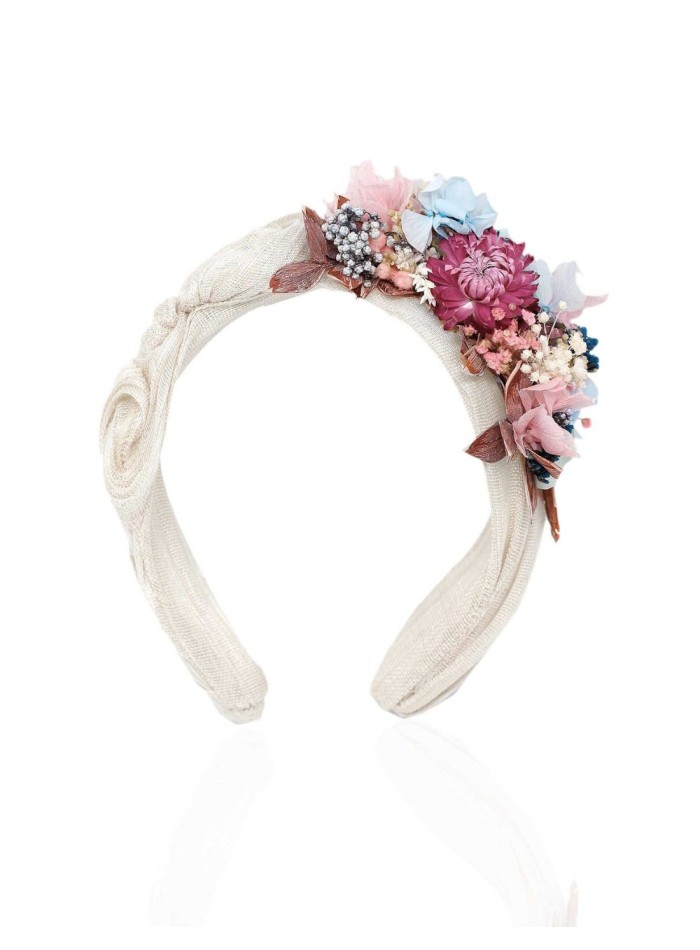 Diadema cruda arrugada de sinamay con flores preservadas