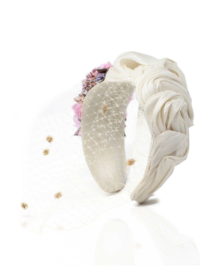 Diadema cruda arrugada de sinamay con flores...