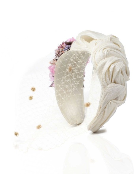 Bandeau en sinamay brut froissé avec fleurs préservées