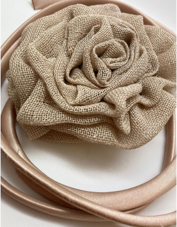 Gargantilla de fiesta beige con adorno flor y bies ajustable 2