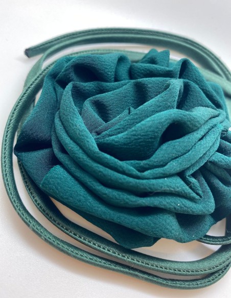 Tour de cou de fête vert bouteille avec décoration florale et biais ajustable