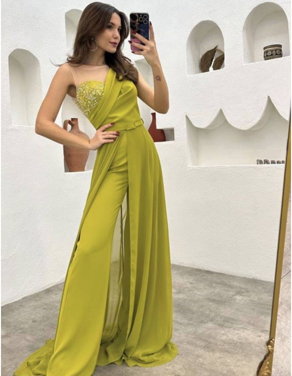 Combinaison de soirée avec cape et encolure asymétrique... 2