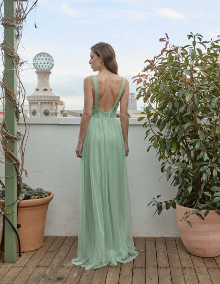 Long party dress with V-neckline and tulle skirt