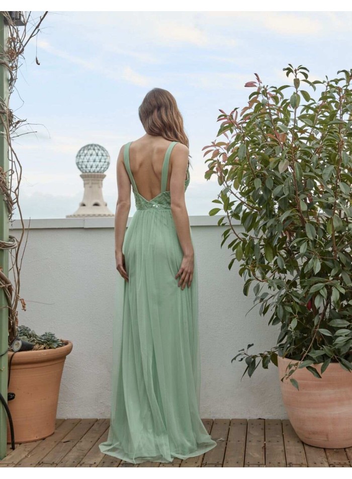 Long party dress with V-neckline and tulle skirt