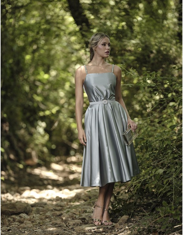 Robe de bal courte avec une jupe en lamelles et des...