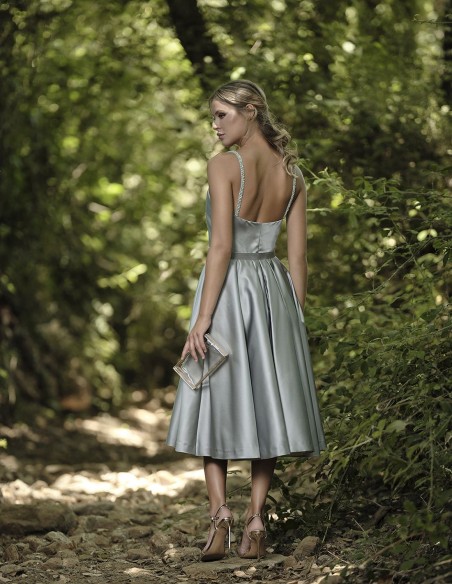 Vestido corto de fiesta con falda de tablas y tirantes de pedrería