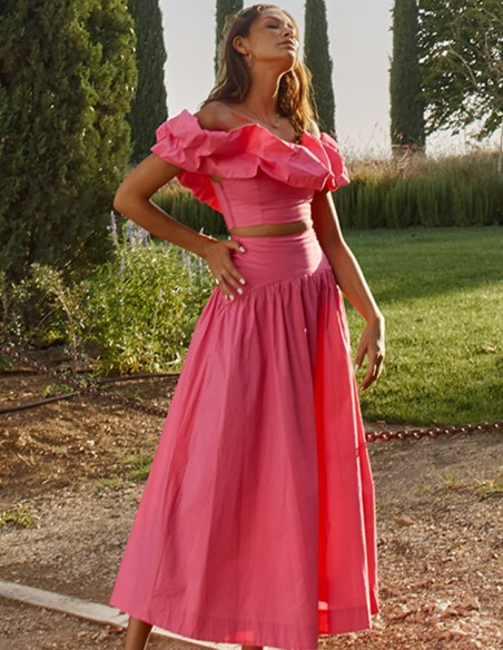 Conjunto de fiesta de crop-top y falda midi de invitada