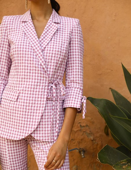Traje de fiesta con estampado vichy de chaqueta anudada y pantalón pitillo