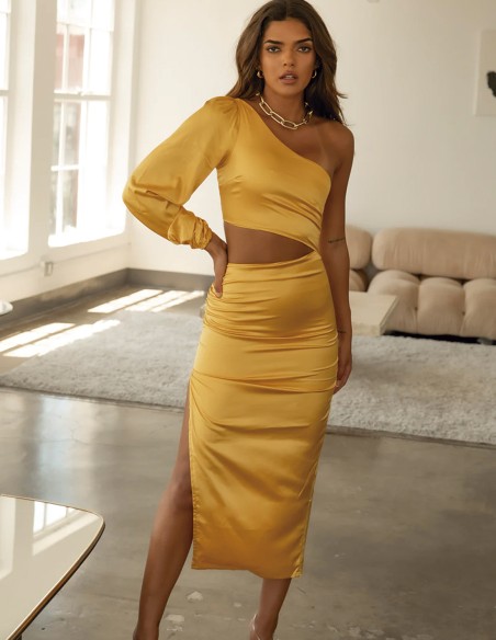Vestido de fiesta midi de satén mostaza asimétrico invitada