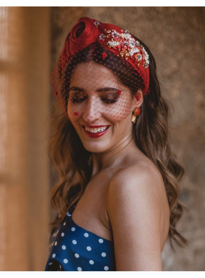 Diadema anudada con adornos joya y pistilos