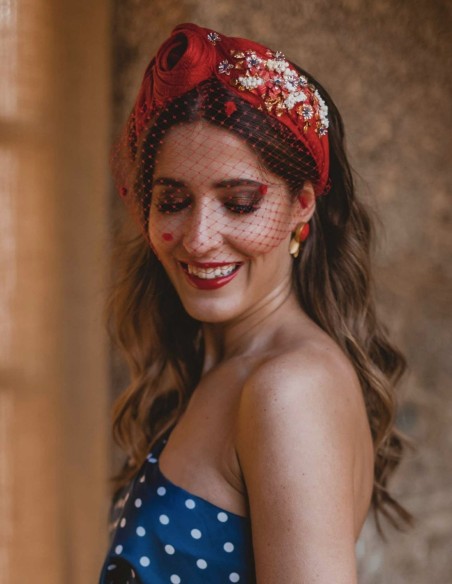 Diadema anudada con adornos joya y pistilos