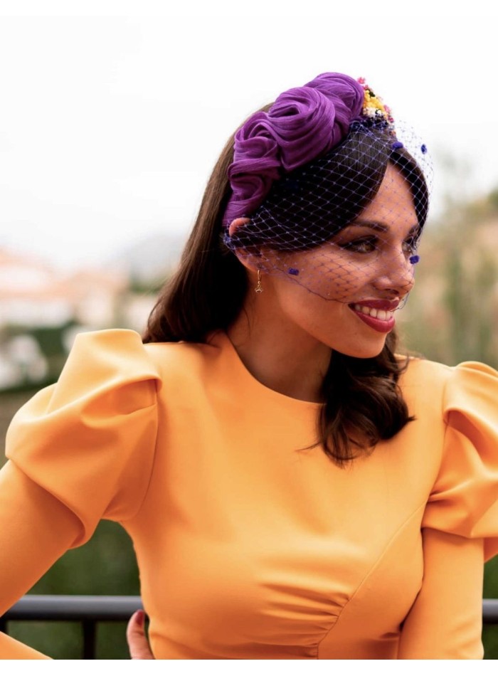 Bandeau noué violet avec fleurs préservées