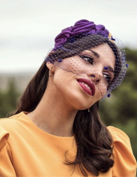 Diadema anudada morada con flores preservadas