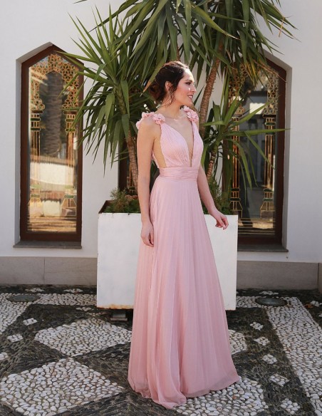 Vestido largo plisado con escote y adorno floral al hombro