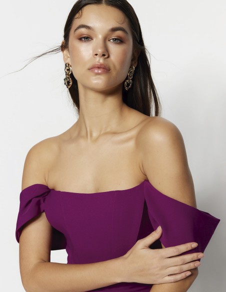 Vestido de cóctel con cuerpo corpiño y manga caída invitada morado