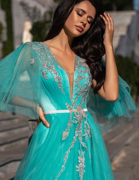 Vestido de fiesta largo con cuerpo de tul y pedrería