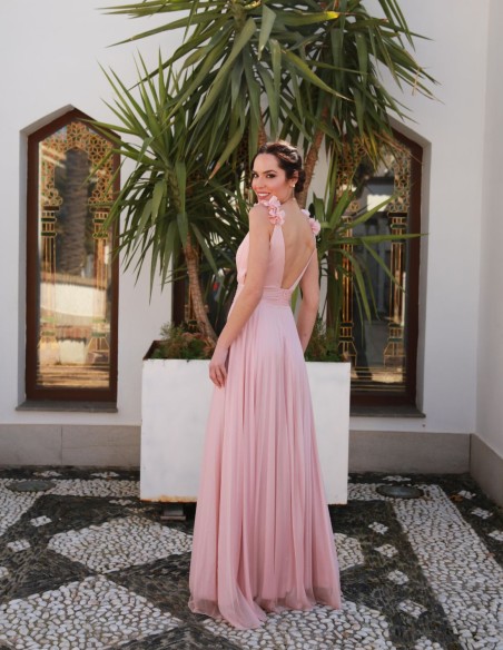 Vestido largo plisado con escote y adorno floral al hombro