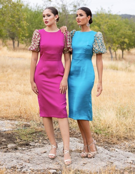 Robe courte avec décolleté dans le dos et manches courtes bouffantes