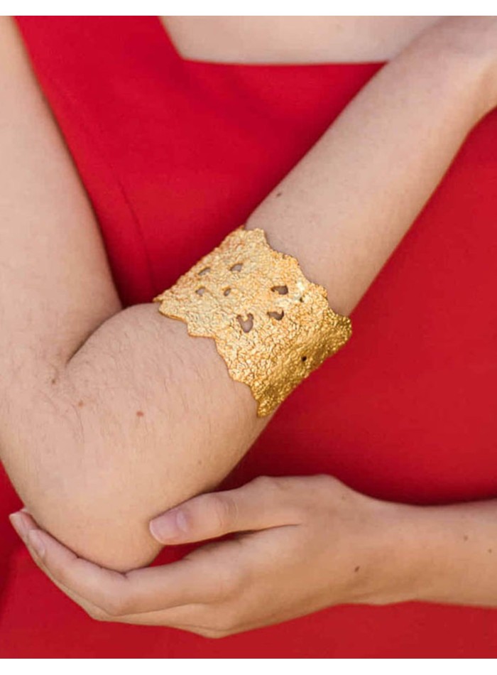 Brazalete de fiesta dorado irregular con textura