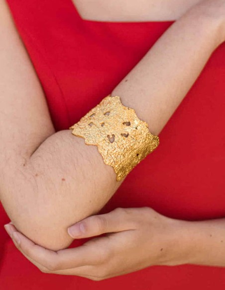 Bracelet de fête irrégulier en or avec texture