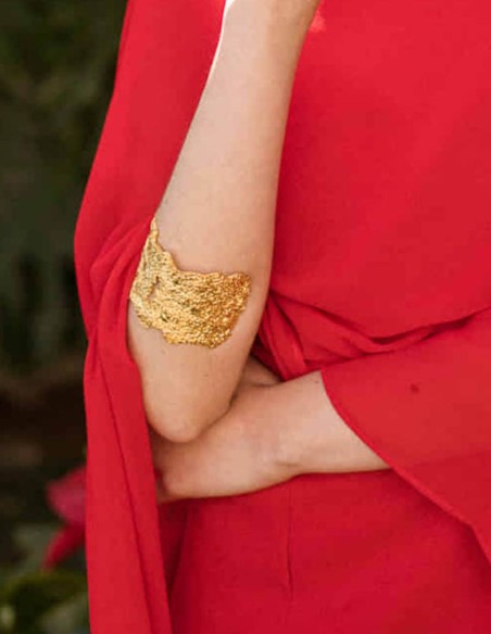 Brazalete de fiesta dorado irregular con textura