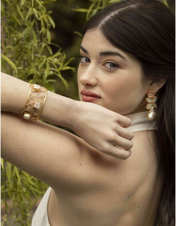 Brazalete dorado con piedras blancas naturales 2