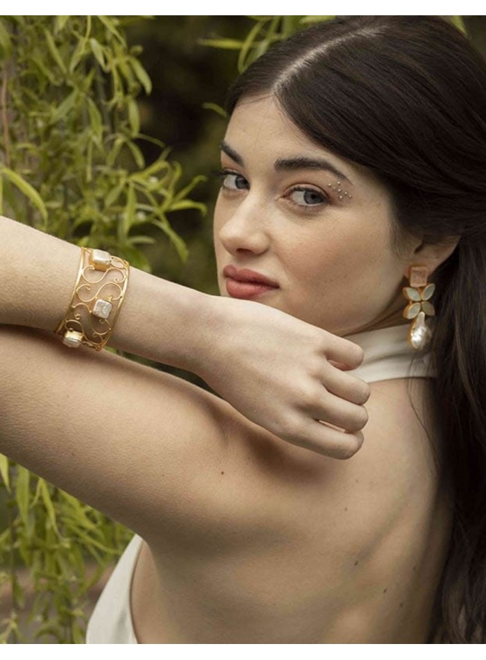 Brazalete dorado con piedras blancas naturales