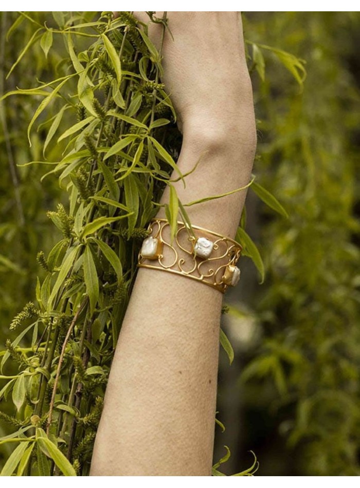 Brazalete dorado con piedras blancas naturales