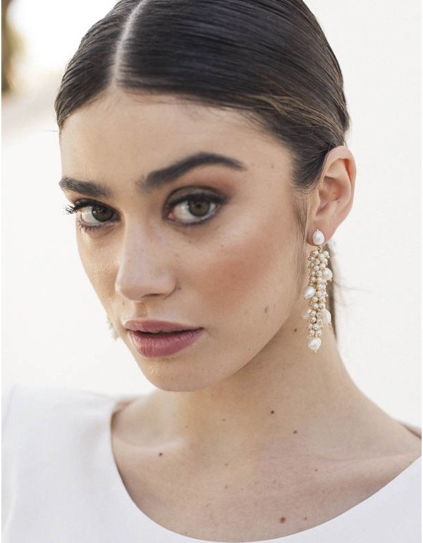 Boucle d'oreilles longue avec perles blanches 2
