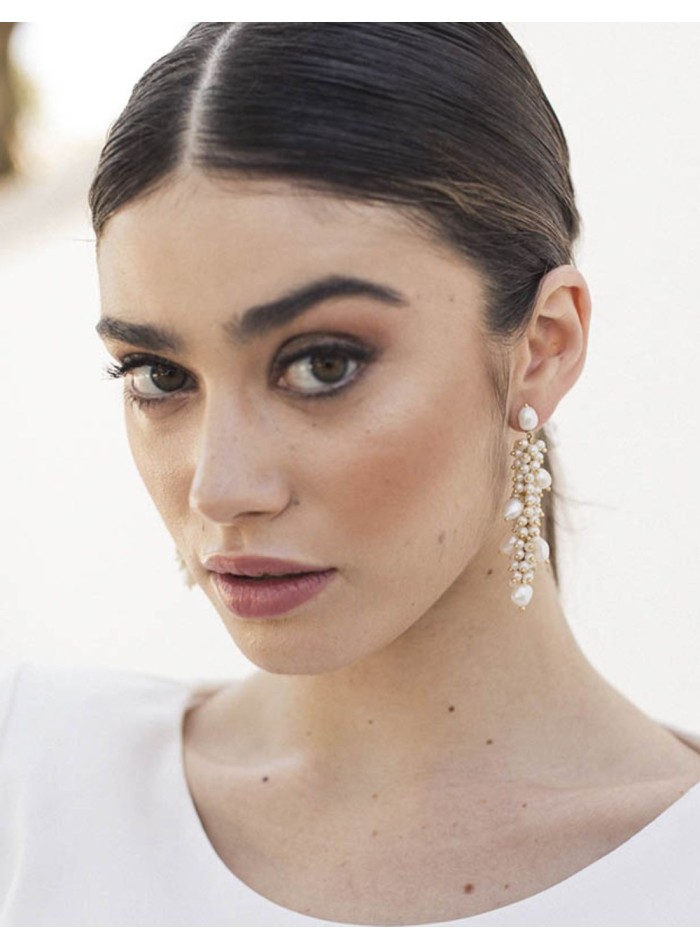 Boucle d'oreilles longue avec perles blanches