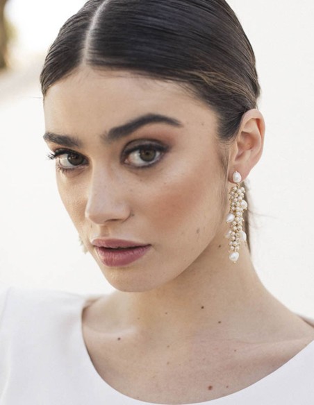 Boucle d'oreilles longue avec perles blanches